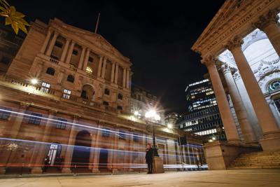Tráfico ante el Banco de Inglaterra en el distrito financiero de la City de Londres, el lunes 17 de octubre de 2022. (AP Foto/Alberto Pezzali)