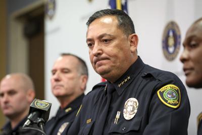 ARCHIVO - En esta imagen de archivo del 20 de noviembre de 2019, el entonces jefe de policía de Houston Art Acevedo habla durante una conferencia de prensa en la sede de la policía en Houston. Las autoridades municipales de Miami decidieron despedir al nuevo jefe de policía de la ciudad tras seis meses de accidentado mandato, entre fuertes críticas de comisarios de la ciudad a los que acusó de interferir con el departamento de policía y con investigaciones de asuntos internos. (Jon Shapley/Houston Chronicle via AP, Archivo)