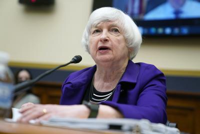 La secretaria del Tesoro estadounidense Janet Yellen asiste a una audiencia de la Comisión de Servicios Financieros de la Cámara de Representantes, Washington, miércoles 6 de abril de 2022. Yellen dijo que las acciones de Rusia en Ucrania "tendrán enormes repercusiones en Ucrania y más allá". (AP Foto/Evan Vucci)