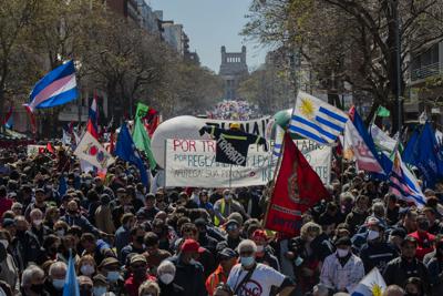 Los trabajadores marchan durante una huelga general iniciada por la Central Sindical de Trabajadores (PIT-CNT) para protestar por los recortes presupuestarios del gobierno en salud y educación y contra la reducción de los salarios de los trabajadores públicos en Montevideo, Uruguay, el miércoles 15 de septiembre de 2021. (Foto AP/Matilde Campodónico)