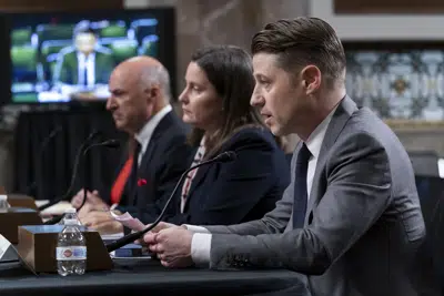 El actor Ben McKenzie testifica ante la comisión de banca del Senado sobre el colapso de la plataforma de criptomonedas FTX, en el Capitolio en Washington, el 14 de diciembre de 2022. (Foto AP/J. Scott Applewhite)