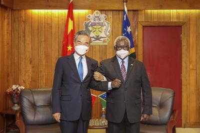 En esta foto publicada por la Agencia de Noticias Xinhua, el primer ministro de las Islas Salomón, Manasseh Sogavare, en brazos cerrados con la derecha con el ministro de Relaciones Exteriores de China, Wang Yi, en Honiara, Islas Salomón, el jueves 26 de mayo de 2022. (Xinhua vía AP)