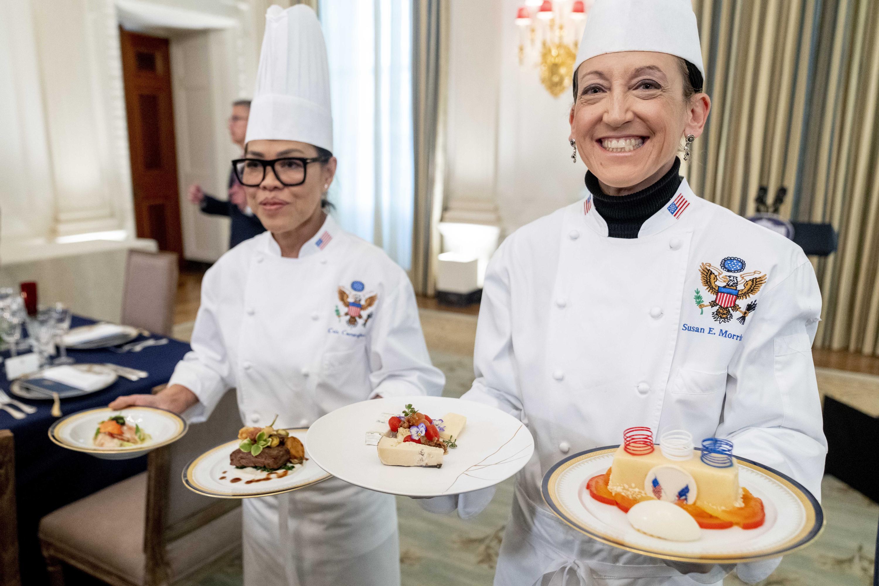 Rouge, blanc et bleu, le thème du dîner officiel de la Maison Blanche française