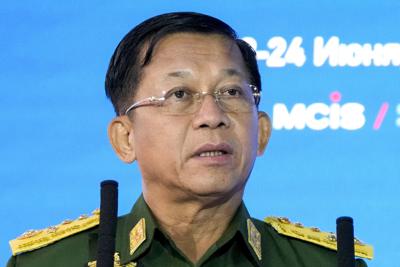 ARCHIVO - En imagen de archivo del 23 de junio de 2021, el comandante en jefe de las fuerzas armadas de Myanmar, en general sénior Min Aung Hlaing, ofrece un discurso en la IX Conferencia de Moscú de Seguridad Internacional, en Moscú, Rusia. (AP Foto/Alexander Zemlianichenko, Pool, archivo)