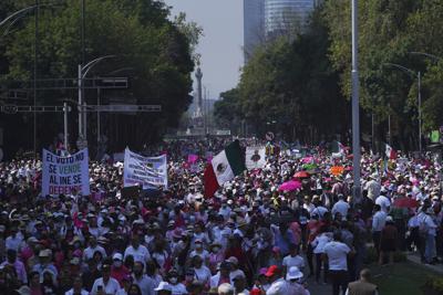 Organizaciones ciudadanas marchan en apoyo al Instituto Nacional Electoral luego que el presidente de México Andrés Manuel López Obrador impulsó una iniciativa para reformar al organismo, el domingo 13 de noviembre de 2022, en la Ciudad de México. (AP Foto/Marco Ugarte)