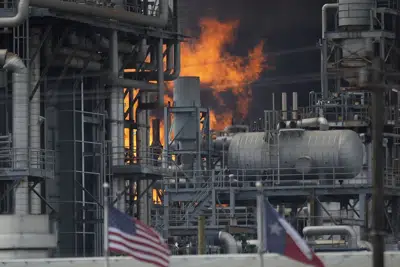 Un incendio arde en una instalación química de Shell en Deer Park, el viernes 5 de mayo de 2023, al este de Houston. Una planta química en el área de Houston se incendió, enviando una enorme columna de humo al cielo. La Oficina del Sheriff del Condado de Harris dijo el viernes que el incendio fue en una instalación de Shell USA Inc. en Deer Park, un suburbio al este de Houston. (Elizabeth Conley/Houston Chronicle vía AP)