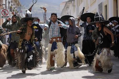 Indígenas bailan durante las celebraciones del "Inti Raymi" o Festival del Sol, a pesar de las restricciones para prevenir la propagación del nuevo coronavirus, en Cotacachi, Ecuador, el jueves 24 de junio de 2021. (AP Foto/Dolores Ochoa)
