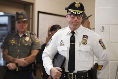 El jefe de la policía de Bristol, Connecticut, Brian Gould, escucha durante una conferencia de prensa sobre un tiroteo que mató a dos policías de su departamento el 13 de octubre del 2022. (AP Foto/Jessica Hill)