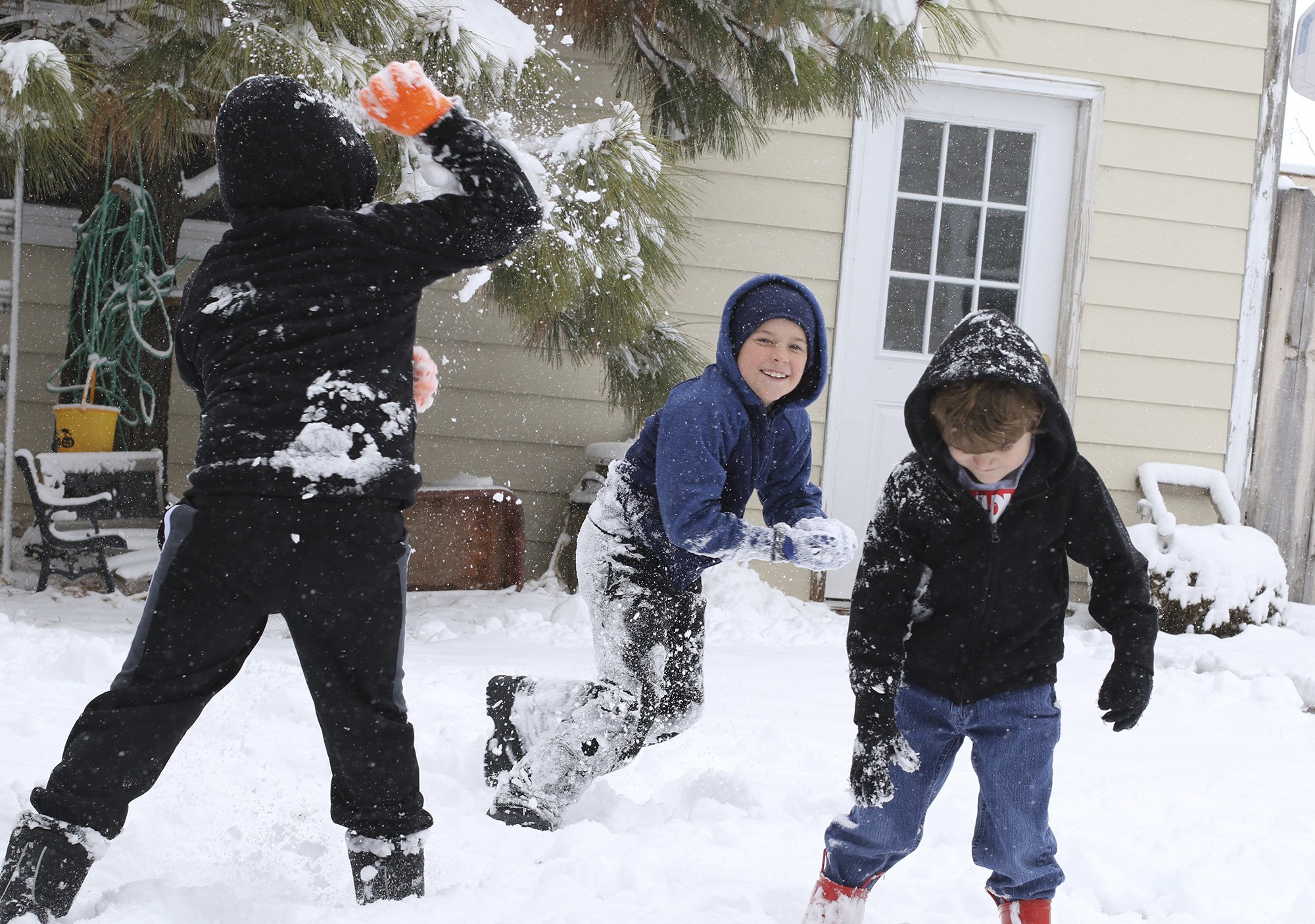 Ребенку год все кидает. Игра в снежки. Дети снежки. Дети кидаются снежками. Играть в снежки.