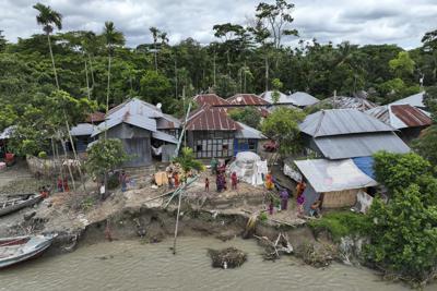 Caserío de Ramdaspur (Bangladesh) en la ribera del río Meghna, en foto del 5 de julio del 2022. Las aguas del río siguen creciendo como consecuencia del cambio climático y se han llevado numerosas viviendas como estas en sus riberas. (AP Photo/Mahmud Hossain Opu)