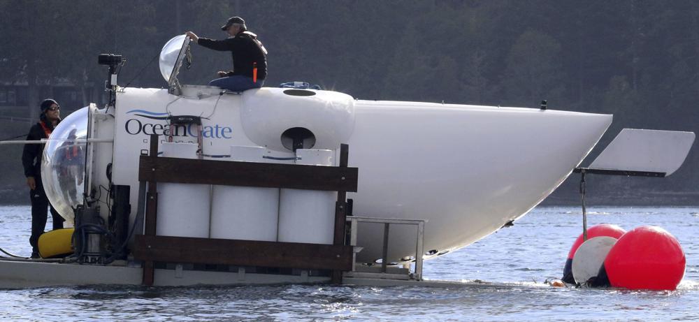 El CEO de OceanGate, Stockton Rush, emerge de la escotilla en la parte superior del submarino OceanGate Cyclops 1 en las Islas San Juan, Washington, el 12 de septiembre de 2018. Los rescatistas en un área remota del Océano Atlántico corrieron contra el tiempo el martes 20 de junio de 2023 para encuentra un sumergible perdido antes de que se agote el suministro de oxígeno para cinco personas, incluido Stockton, que se encontraban en una misión para documentar los restos del Titanic.  (Alan Berner/The Seattle Times vía AP)