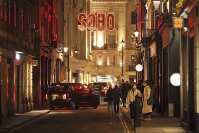 Personas pasean por Soho, en Londres, el jueves 30 de diciembre de 2021. (Jonathan Brady/PA vía AP)