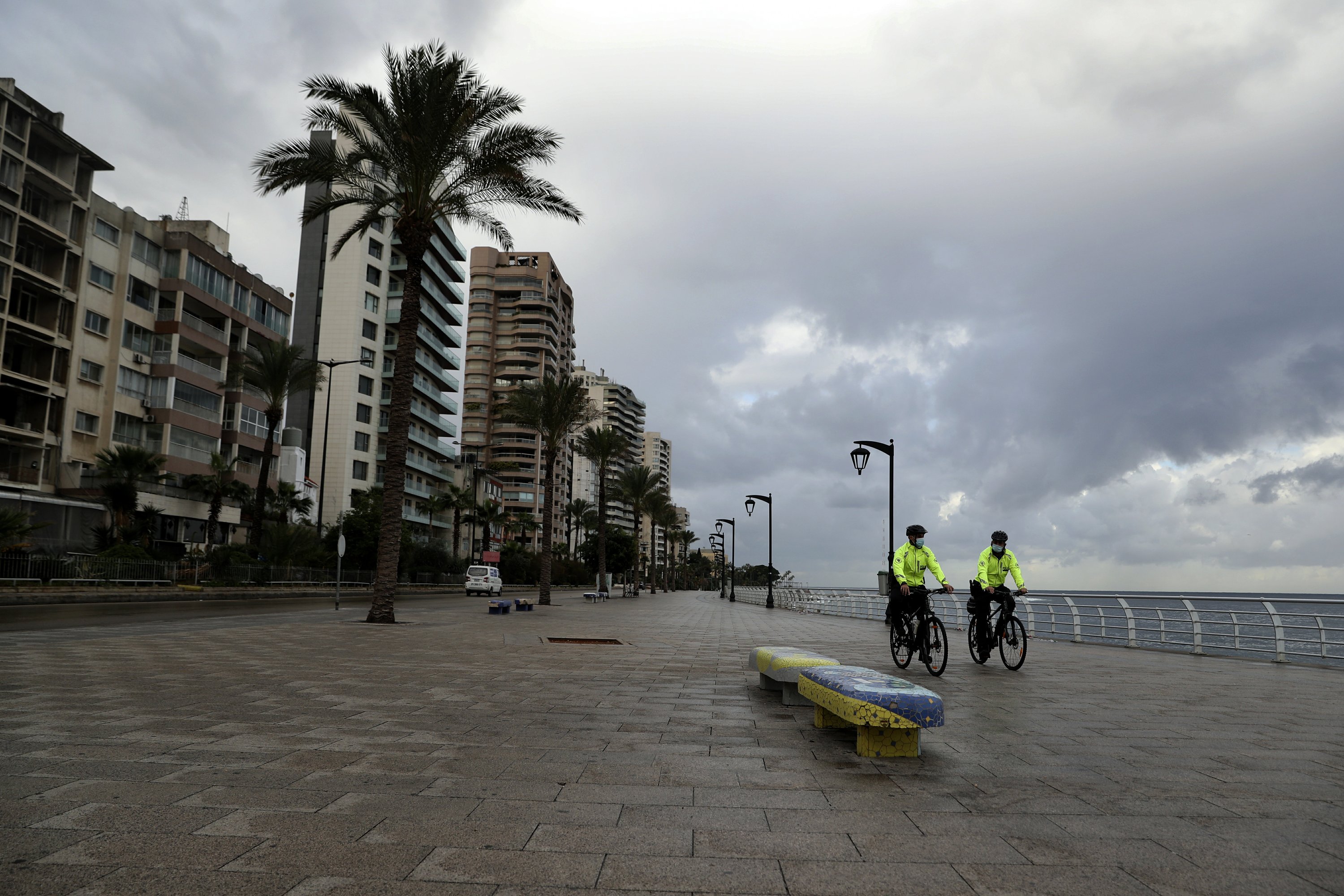 At the tipping point of the virus, Lebanon imposes weather all day long