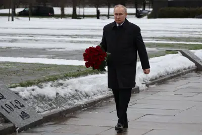 El presidente ruso Vladimir Putin asiste a ceremonias por el 80 aniversario de la derrota del asedio nazi a Leningrado (ahora San Petersburgo) durante la Segunda Guerra Mundial, en San Petersburgo, miércoles 18 de enero de 2023. 2023. (Mikhail Klimentyev, Sputnik, Kremlin Pool Photo via AP)