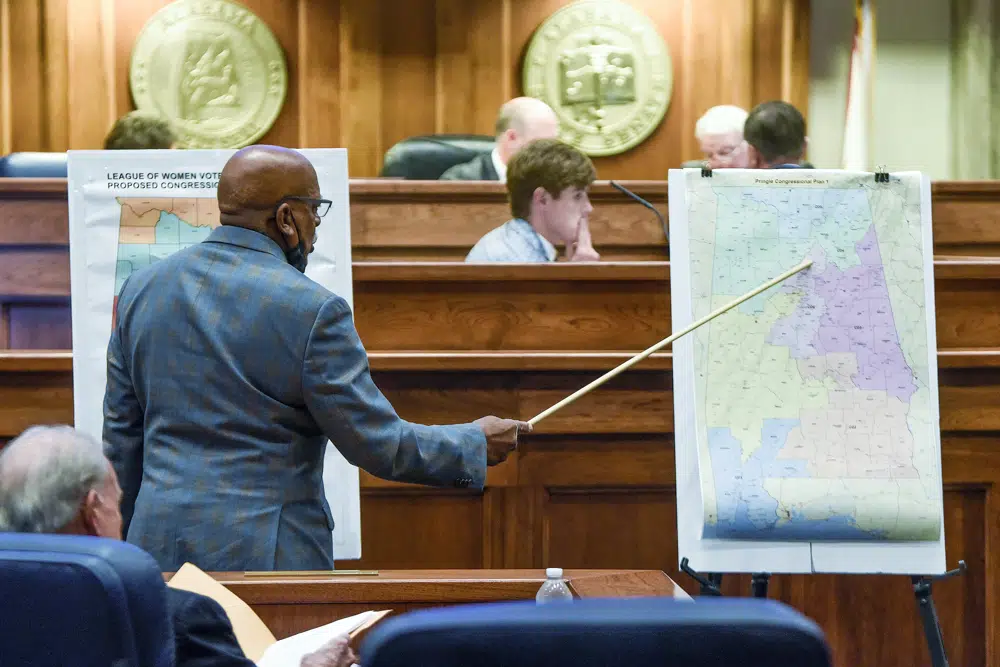 ARCHIVO - El senador Rodger Smitherman compara los mapas de los distritos del Representante de EE. UU. durante la sesión especial sobre la redistribución de distritos en la Cámara Estatal de Alabama en Montgomery, Alabama, el 3 de noviembre de 2021. La Corte Suprema de EE. UU. dictaminó el jueves 8 de junio de 2023 que los distritos de la Cámara de Representantes de EE. UU. de Alabama violó la Ley Federal de Derechos Electorales al diluir el poder político de los votantes negros. (Mickey Welsh/The Montgomery Advertiser vía AP, Archivo)