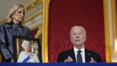 kan opfattes Medicin dobbelt Tea and crumpets: Biden, Jill Biden remember the queen | AP News