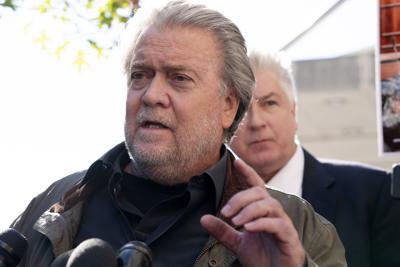 Steve Bannon, viejo aliado del expresidente estadounidense Donald Trump y convicto de desacato al Congreso, habla con reporteros al salir de la corte federal en Washington el 21 de octubre del 2022. Bannon fue sentenciado a cuatro meses en prisión. (AP Foto/Jose Luis Magana)