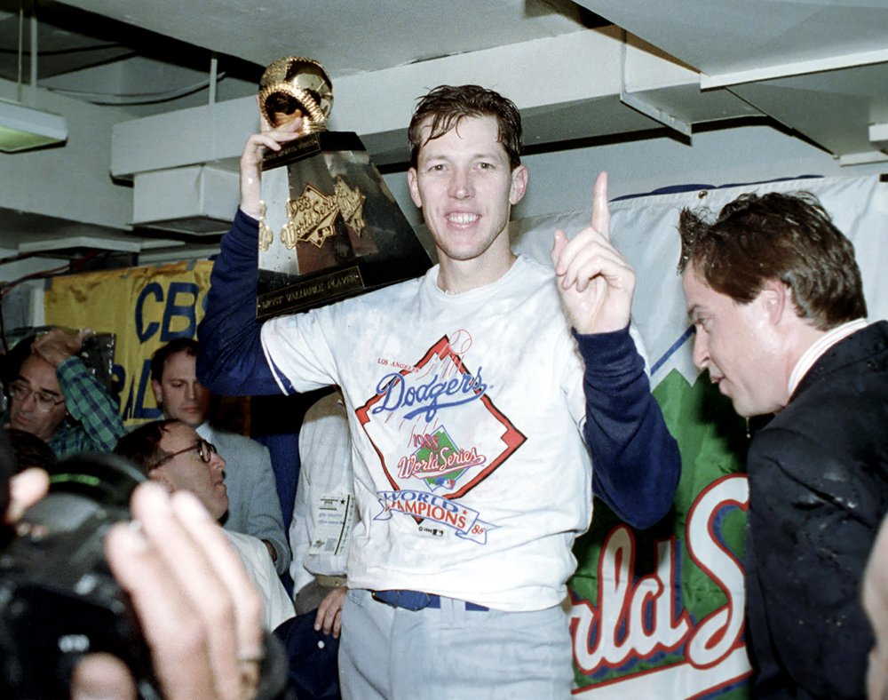 En esta fotografía de archivo del 20 de octubre de 1988, el lanzador de los Dodgers de Los Ángeles, Orel Hershiser, sostiene su trofeo de Jugador Más Valioso de la Serie Mundial luego de la decisiva victoria de los Dodgers por 5-2 sobre los Atléticos de Oakland.