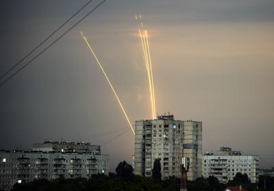 Cohetes rusos llueven sobre Ucrania, en Járvik, el 15 de agosto de 2022. (Foto AP/Vadim Belikov, archivo)