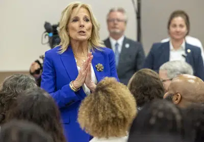 La primera dama Jill Biden agradece al personal médico al final de su visita al Centro de Investigación del Cáncer de Louisiana, el viernes 10 de marzo de 2023 en Nueva Orleans. La primera dama Jill Biden visitó un centro médico en Nueva Orleans el viernes para enfatizar la importancia de la investigación del cáncer, una prioridad en la propuesta de presupuesto que el presidente Joe Biden envió al Congreso. (Chris Granger/The Times-Picayune/The New Orleans Advocate vía AP)