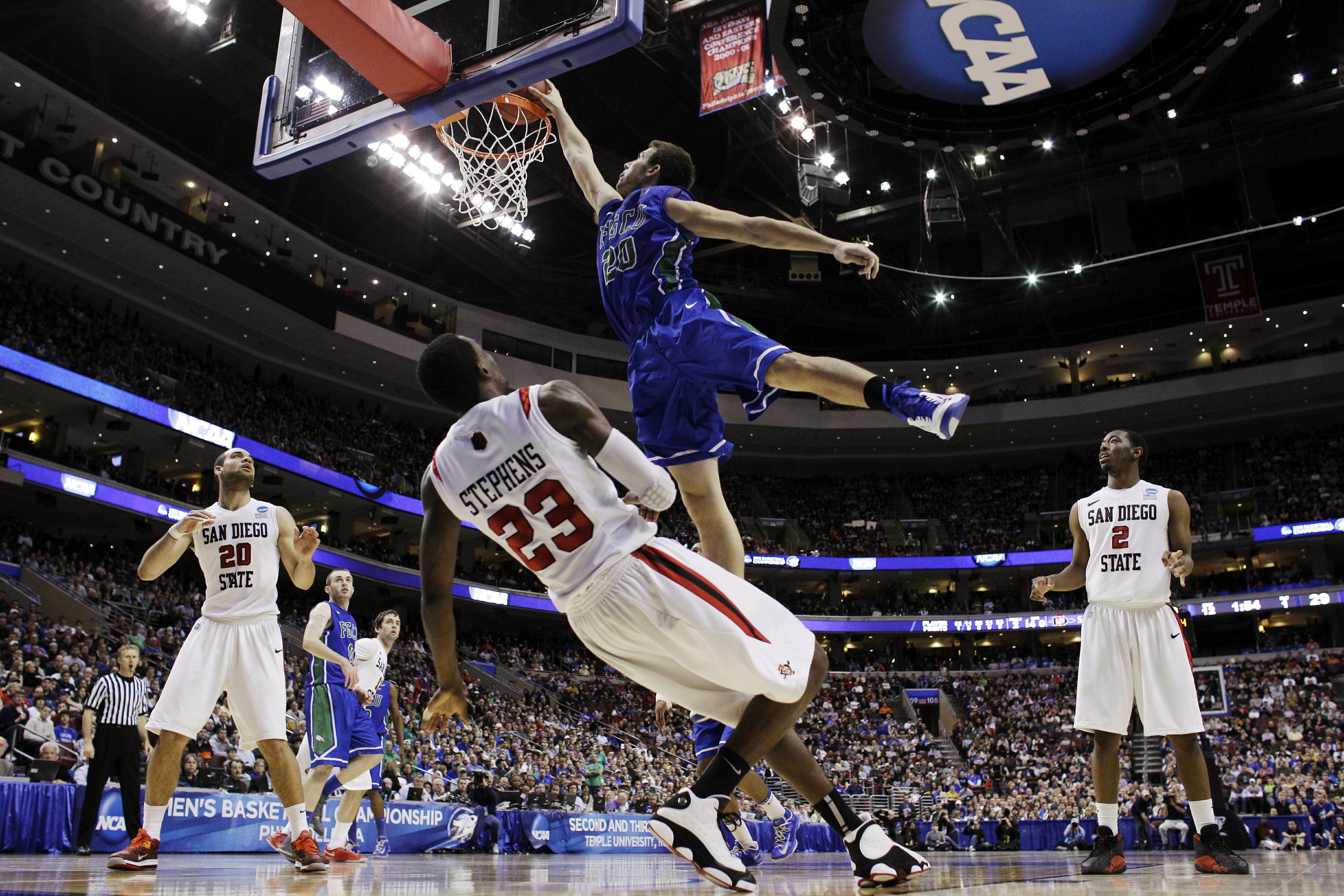 college basketball dunks