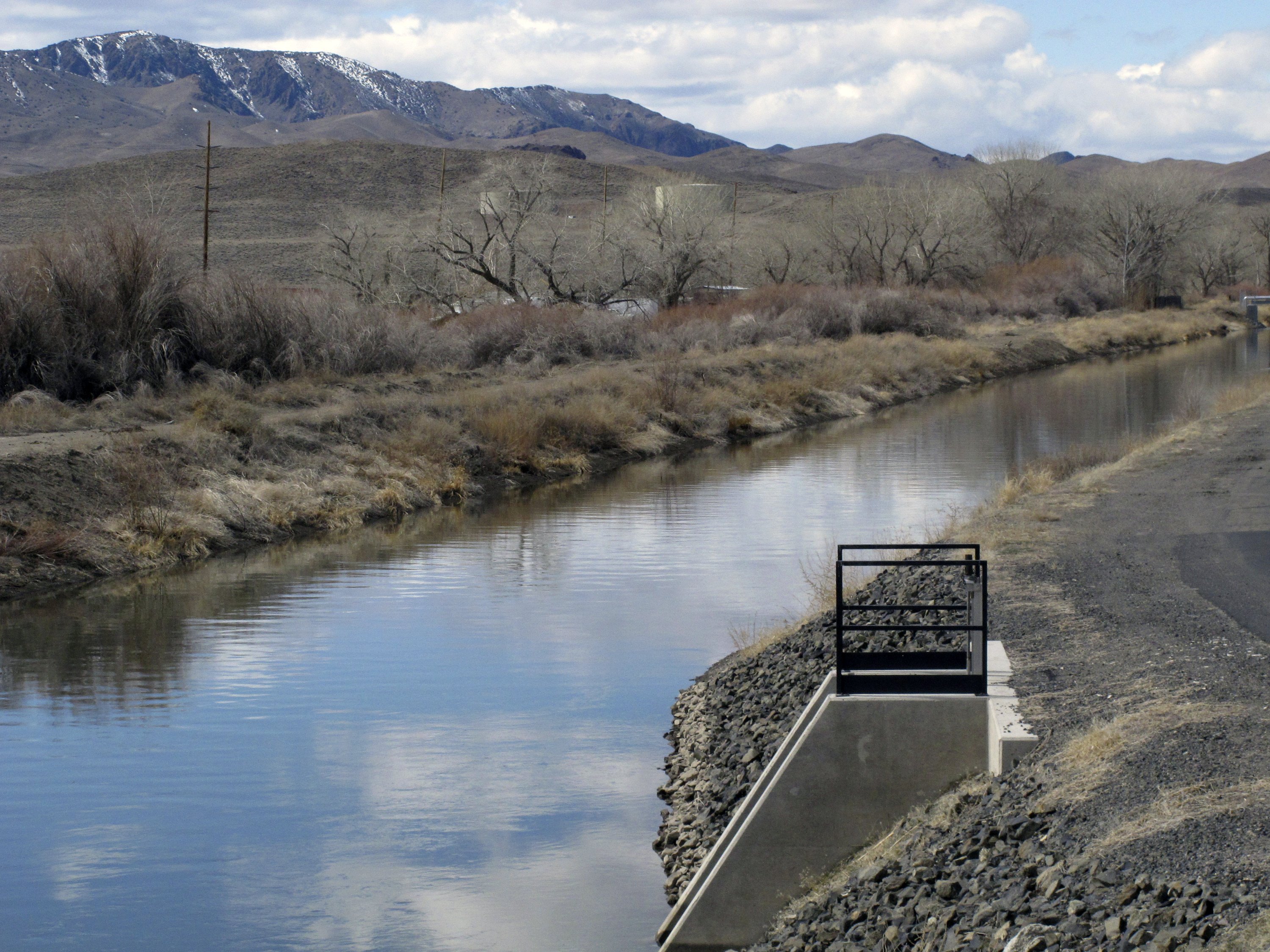 The feds want to repair the canal, but the city of Nevada lives on leaks