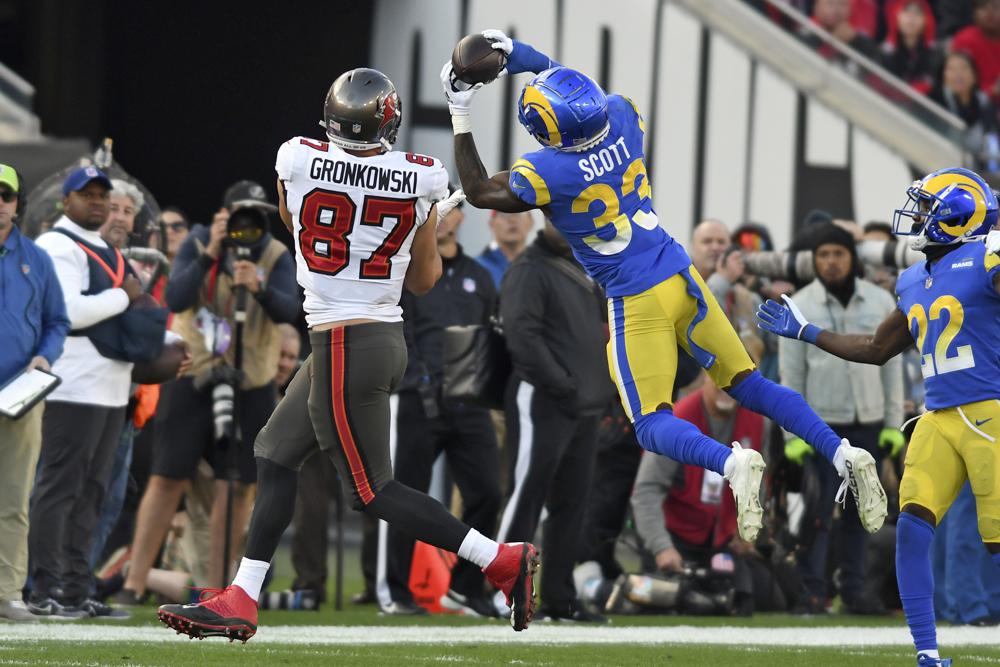 El profundo de los Rams de Los Ángeles, Nick Scott (33), intercepta un pase destinado al ala cerrada de los Bucaneros de Tampa Bay, Rob Gronkowski (87), durante la primera mitad de un partido de fútbol de la ronda divisional de la NFL el domingo, 23 de enero de 2022, en Tampa, Florida ( Foto AP/Jason Behnken)