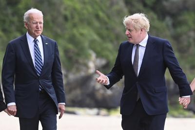 El presidente estadounidense Joe Biden camina junto al primer ministro británico Boris Johnson afuera del Hotel Carbis Bay, en Cornwall, Bretaña, previo a la cumbre del G7, el 10 de junio de 2021. (Toby Melville/Pool Photo via AP)