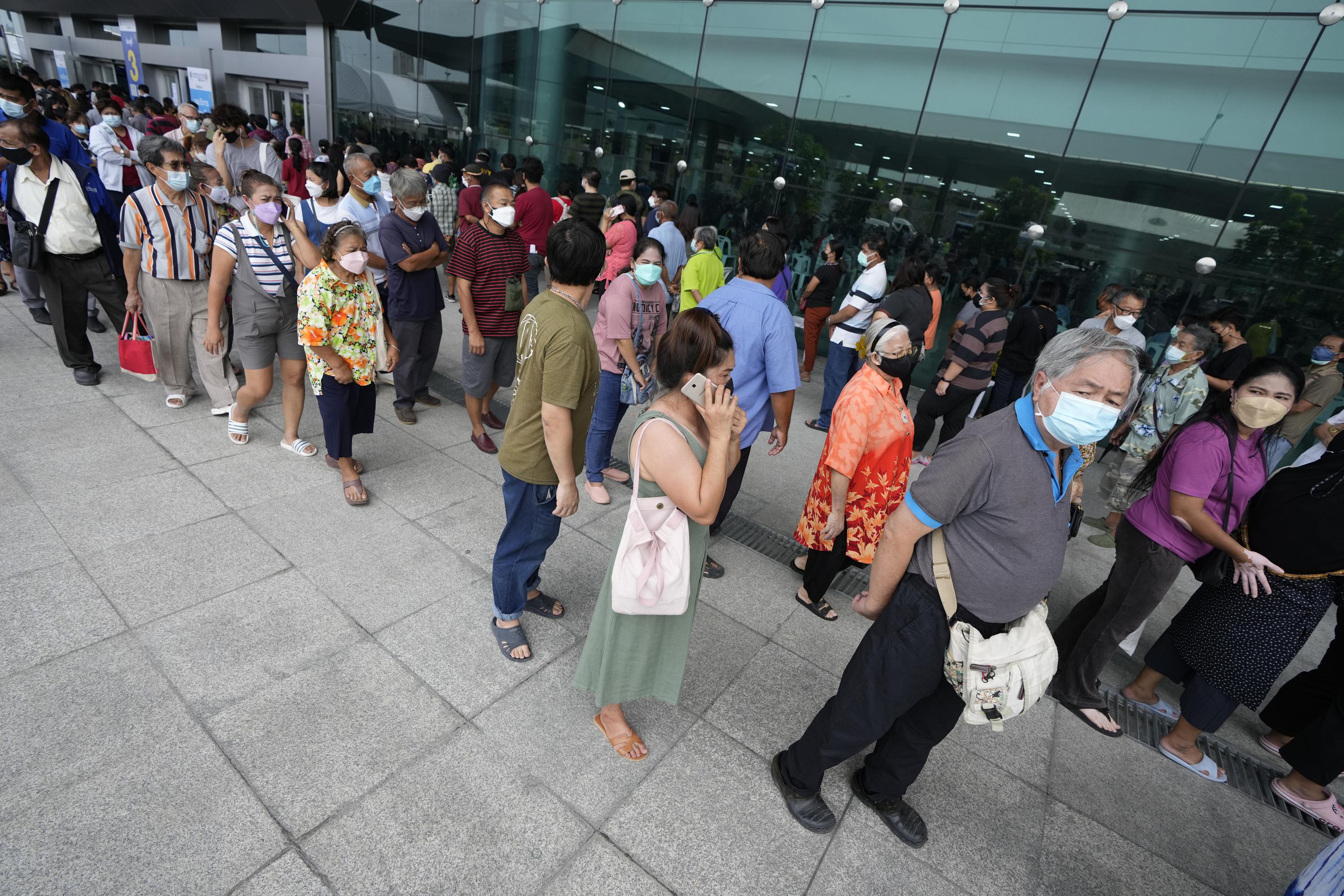 Pietryčių Azijoje, plintant virusų bangai, mirtingumas didėja