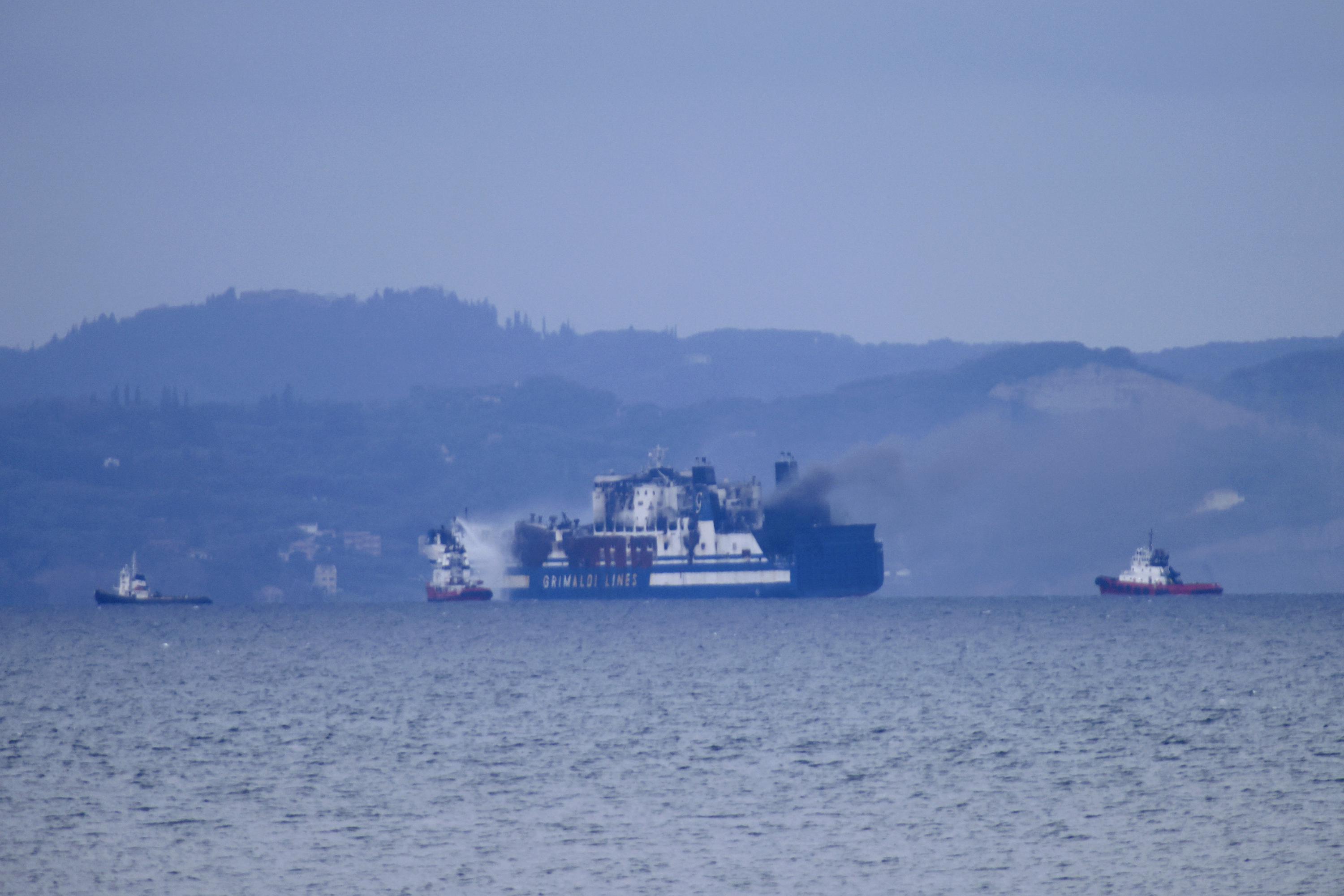 Un sopravvissuto viene trovato su un traghetto in fiamme al largo di un’isola greca;  11 dispersi