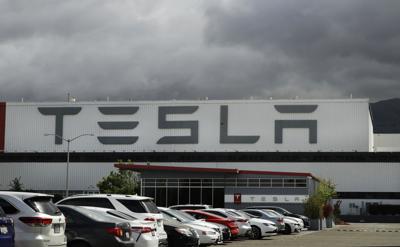 En esta imagen de archivo, vehículos estacionados en el exterior de una planta de Tesla, en Fremont, California, el 12 de mayo de 2020. (AP Foto/Ben Margot, archivo)