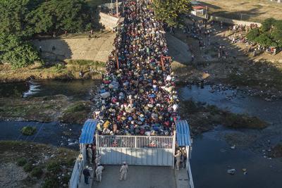 Haitianos esperan a cruzar la frontera hacia República Dominicana, el viernes 19 de noviembre de 2021, en Dajabón, República Dominicana. (AP Foto/Matias Delacroix, Archivo)