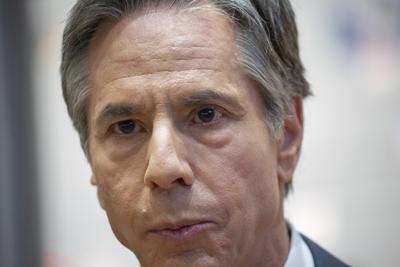 El secretario de Estado norteamericano Antony Blinken habla con la prensa tras una mesa redonda con líderes sindicales locales en Pittsburgh el 30 de septiembre del 2021.  (AP Foto/Rebecca Droke, Pool)