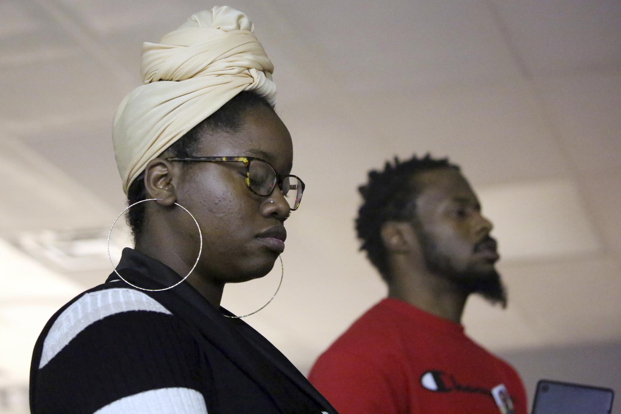 Victoria Williams y Menelik Tafari rezan durante un evento de la Coalición Rastafari que marca el 91 aniversario de la coronación del difunto emperador etíope Haile Selassie I en Columbus, Ohio, el martes 2 de noviembre de 2021. El evento del día de la coronación incluyó cantos, nyabinghi tradicionales el tamborileo y la lectura de salmos, que son el núcleo de las celebraciones navideñas rastafari.  (Foto AP / Emily Leshner)