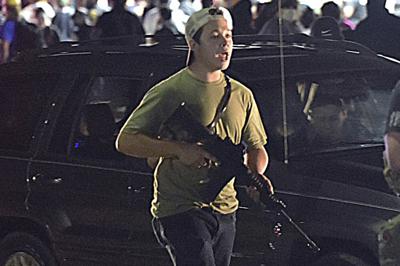 Fotografía de archivo de Kyle Rittenhouse caminando en la calle Sheridan en Kenosha, Wisconsin, el 25 de agosto de 2020. (Adam Rogan/The Journal Times vía AP, Archivo)