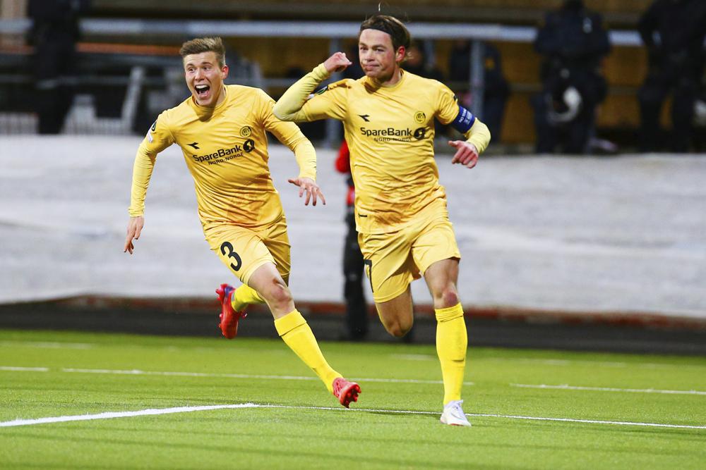 Patrick Berg, a la derecha, del equipo noruego Bodø/Glimt, celebra con su compañero Alfons Sampsted su anotación contra el Roma en un partido de la Liga Conferencia en el estadio Apmyra, en Noruega, el jueves 21 de octubre de 2021. (Mats Torbergsen/NTB Scanpix vía AP)