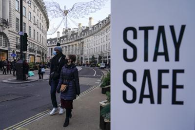 ARCHIVO - Transeúntes lucen mascarillas al caminar en Regent Street, Londres, el 28 de noviembre del 2021. El número de nuevos casos de coronavirus en Gran Bretaña ha subido más de 30% en la última semana, muestran datos oficiales el 1 de julio del 2022, y los casos son impulsados mayormente ir nuevas variantes de ómicron. (AP Foto/Alberto Pezzali)