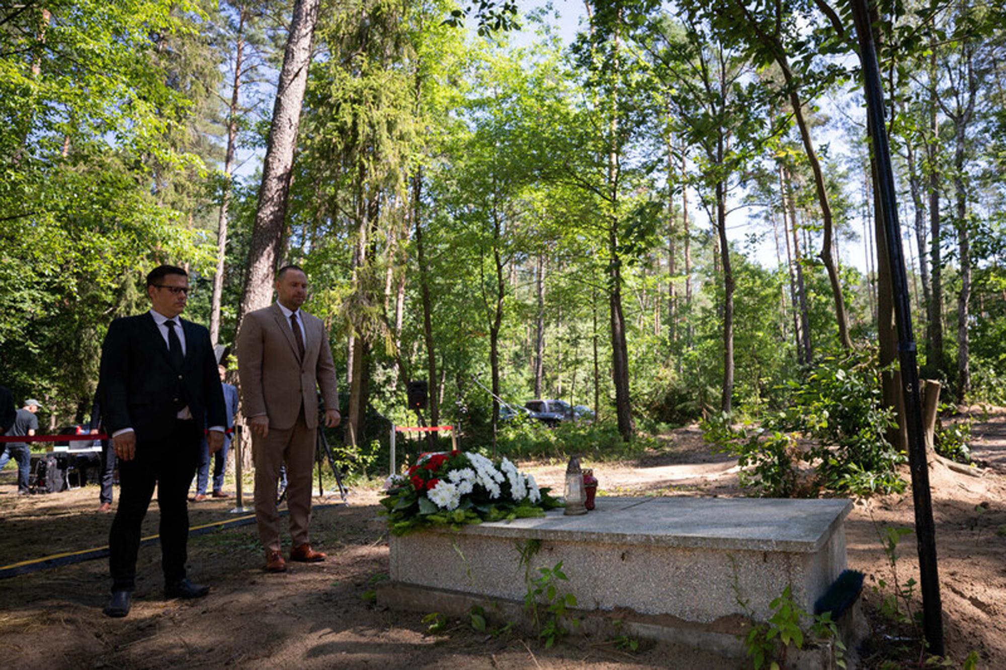 Prochy 8000 ofiar II wojny światowej znalezione w dwóch zbiorowych mogiłach w Polsce