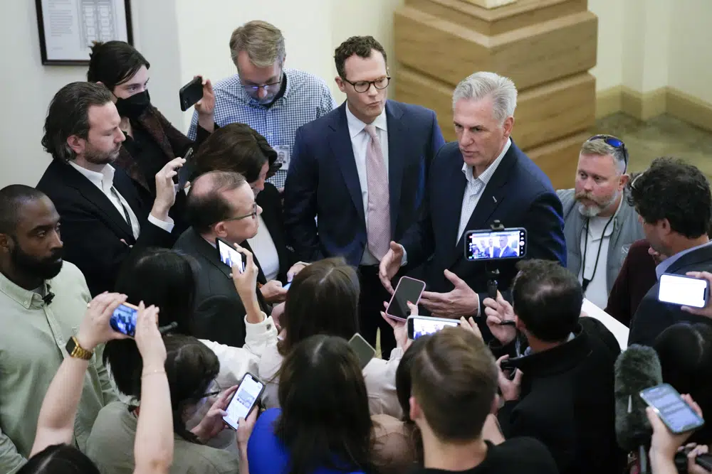 El presidente de la Cámara de Representantes, el republicano Kevin McCarthy, habla con la prensa sobre el estado de las negociaciones para elevar el tope del endeudamiento, en el Capitolio, Washington, sábado 27 de mayo de 2023. (AP Foto/Patrick Semansky)