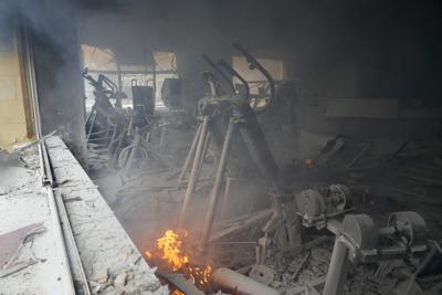Humo y llamas dentro de un gimnasio dañado por bombardeos en Kiev, Ucrania, el miércoles 2 de marzo de 2022. Las fuerzas rusas aumentaron sus ataques contra zonas urbanas en lo que el mandatario de Ucrania describió como una campaña de terror. (AP Foto/Efrem Lukatsky)