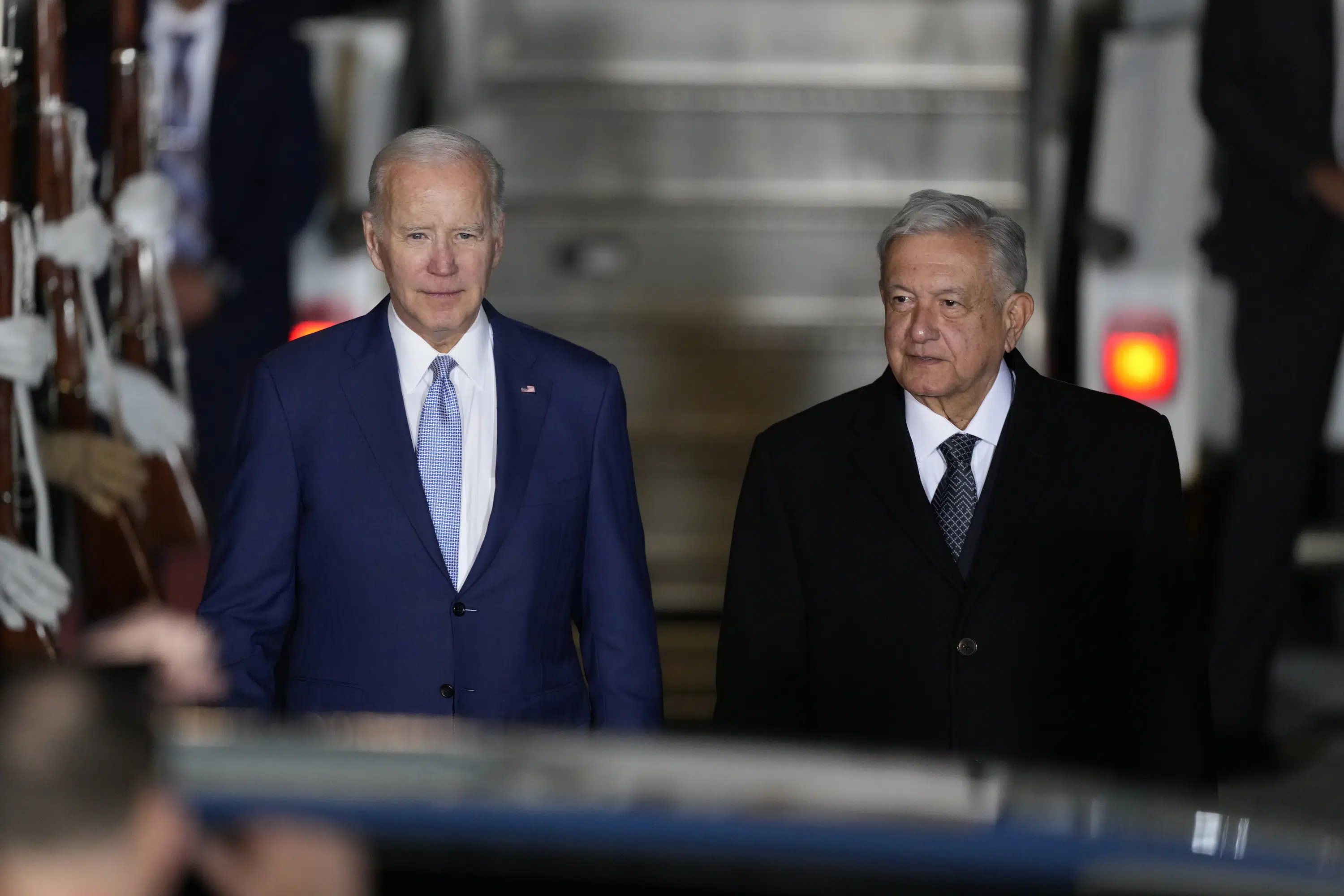 Biden vuela al nuevo aeropuerto de López Obrador para cumbre