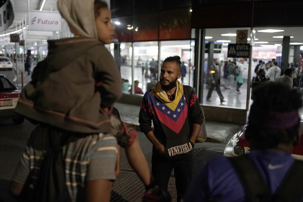 Migrantes venezolanos esperan un bus que los lleve hacia el norte, en la estación de autobuses del norte, en la Ciudad de México, el 13 de octubre de 2022. Washington anunció en la víspera que los venezolanos que crucen su frontera nadando o a pie serán devueltos inmediatamente a México y no tendrán derecho a solicitar asilo. (AP Foto/Eduardo Verdugo)