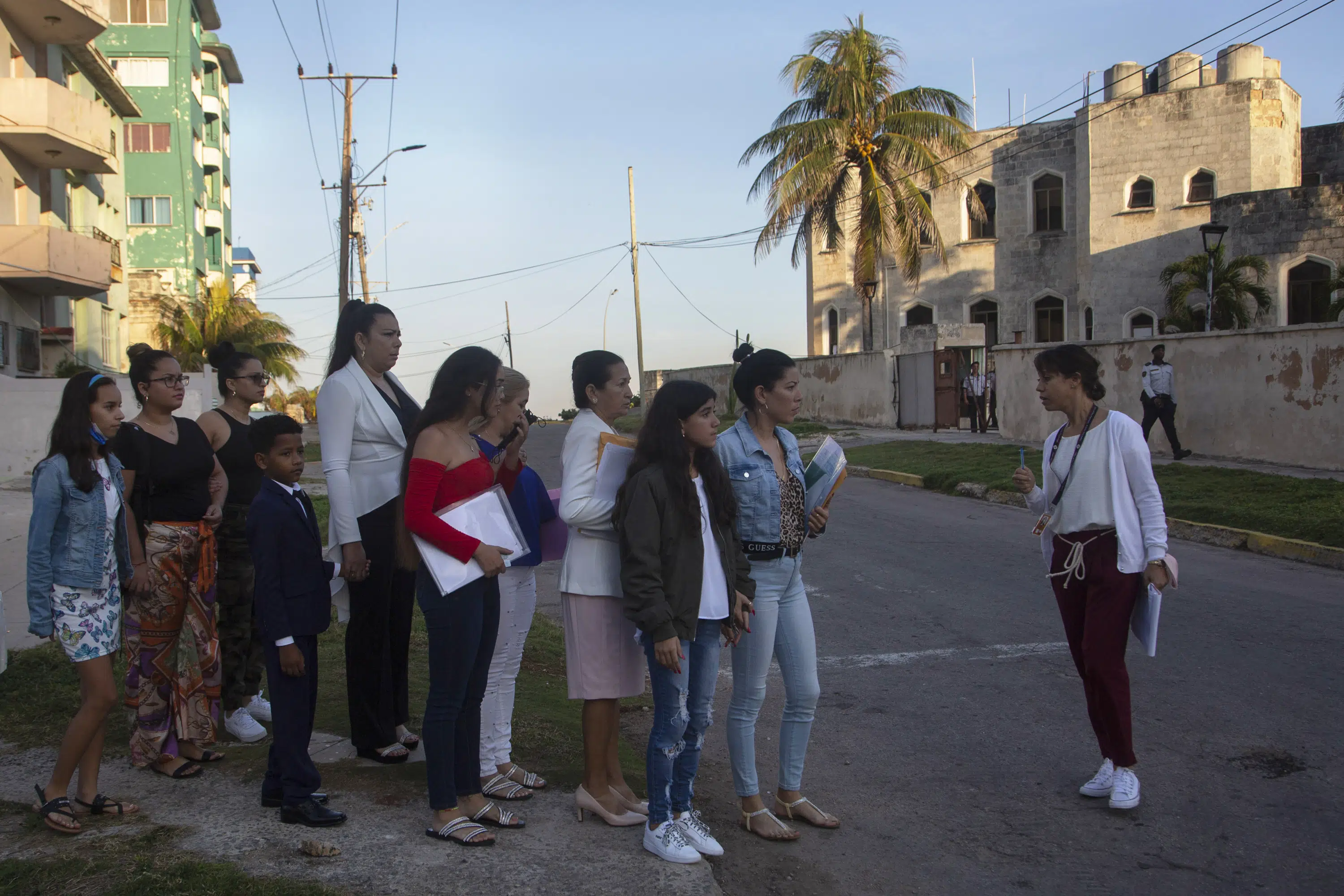 EE.UU. reanuda servicios en la embajada de Cuba en respuesta a la avalancha de migrantes