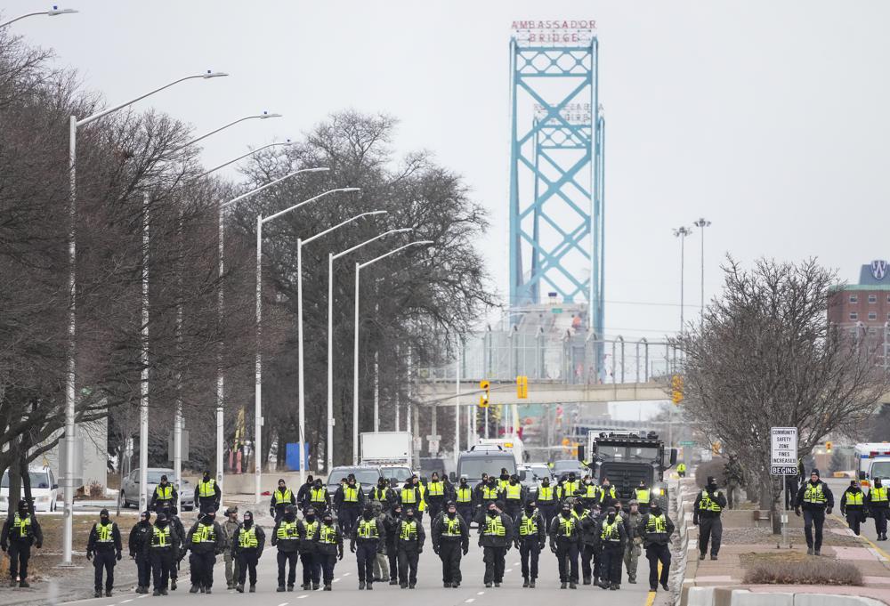 Police arrest protesters who remained at US-Canada bridge