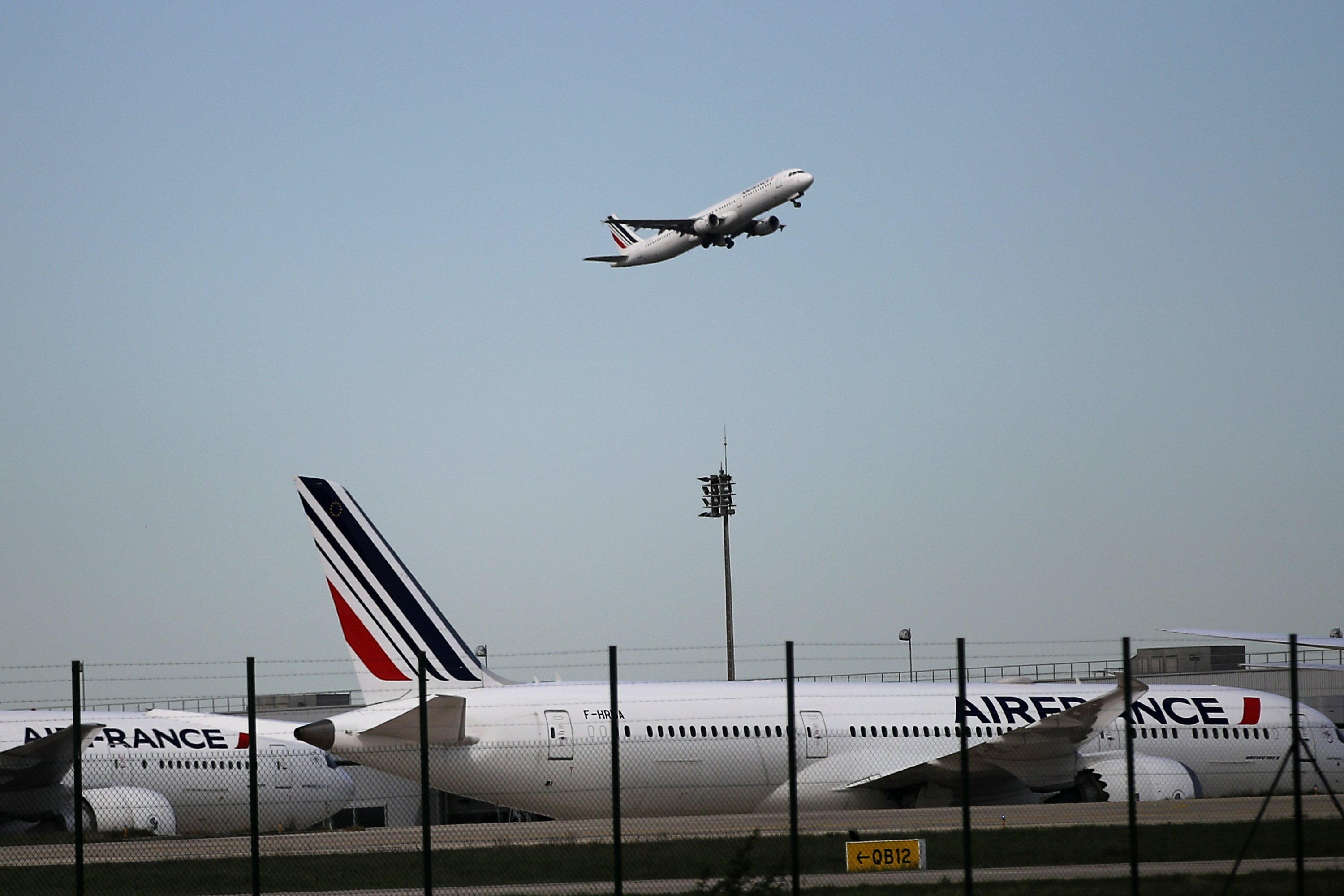 Рейс air france. Самолëты Эйр Франс. Париж с самолета. Самолет Франции в аэропорту Москвы. Парижские авиалинии.