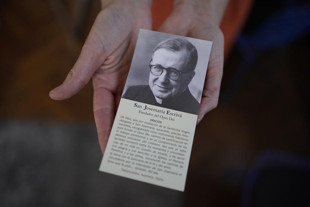 Josefina Madariaga, directora de la oficina de prensa del Opus Dei en Argentina, sostiene una foto del fundador del Opus Dei, Josemaría Escrivá de Balaguer, en Buenos Aires, Argentina, el jueves 4 de noviembre de 2021. El Opus Dei fue fundado por el cura español en 1928. (AP Foto/Víctor R. Caivano)