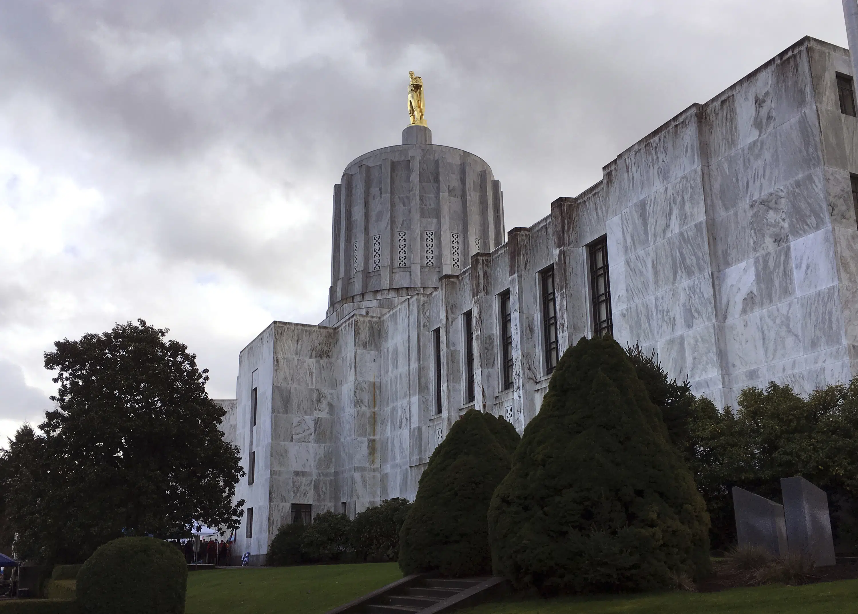 Oregon Democrats vote to fine absent senators amid GOP walkout