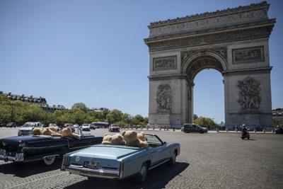 Osos de peluche en autos clásicos estadounidenses instalados por Philippe Labourel recorren París, 13 de junio de 2021. El evento fue parte de una muestra de apoyo al sector turístico francés, duramente golpeado por la pandemia de coronavirus. (AP Foto/Lewis Joly)