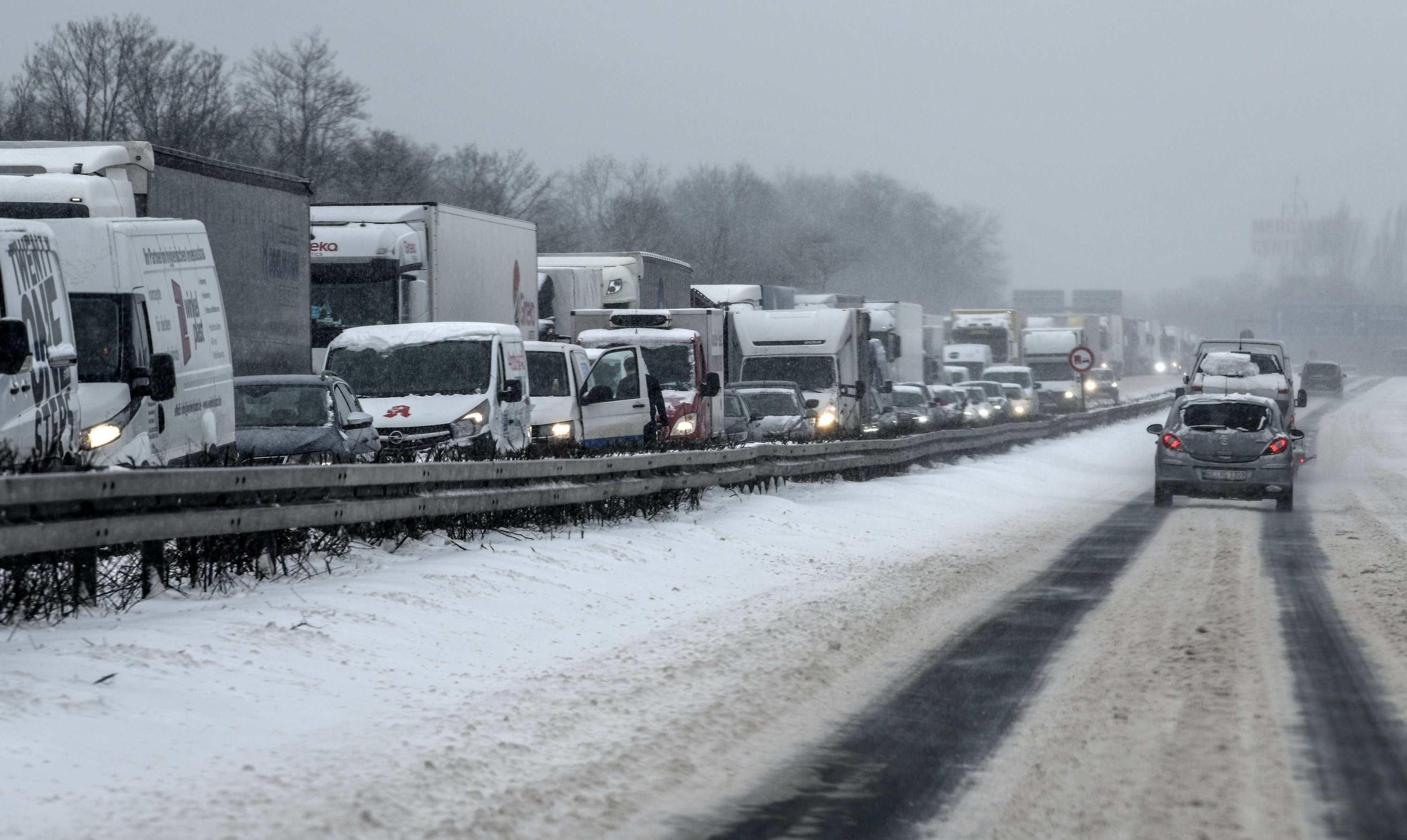 Starker Schneefall führt in Deutschland zu ernsthaften Verkehrsstörungen