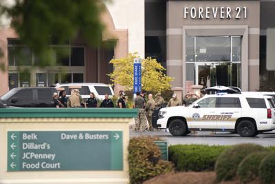 Policías afuera del centro comercial Columbiana Center en Columbia, Carolina del Sur, luego de un tiroteo, el 16 de abril de 2022. (Foto AP/Sean Rayford)